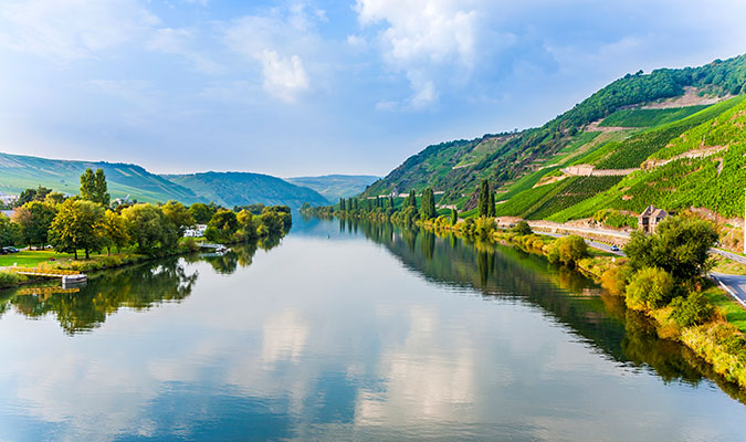 Mosel-Flusslandschaft-bei-Trittenheim_Stufe-2_iStock_73470083_XLARGE_Copyright-Meinzahn