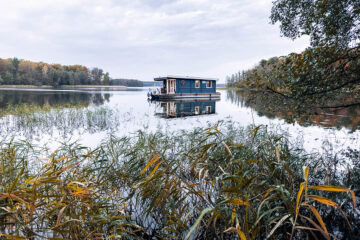 Zwei Kajaks im Schlepptau – Mit dem Hausboot die Uckermark entdecken