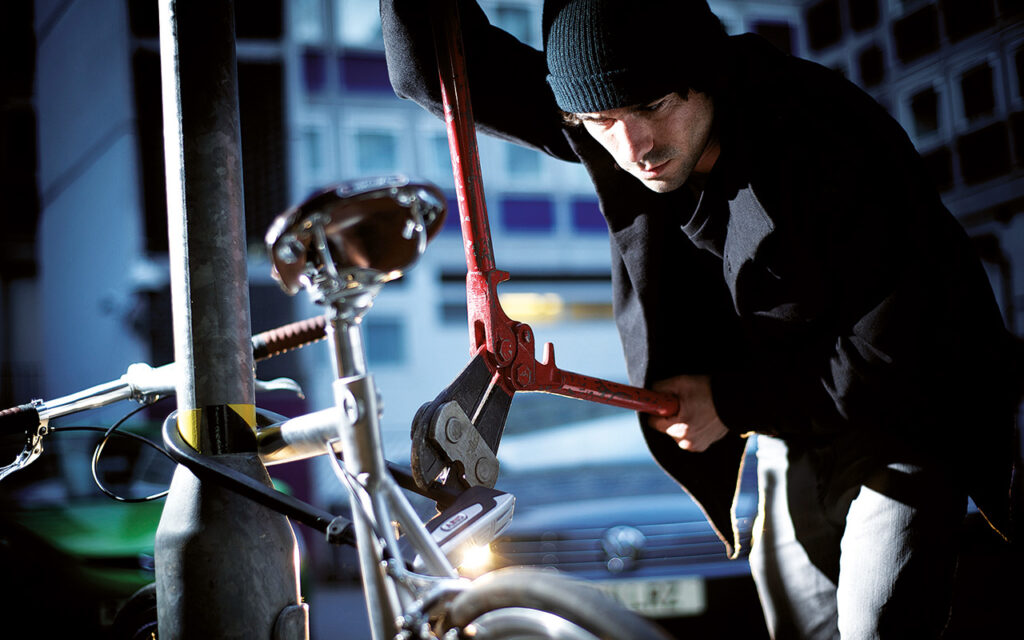 Mann versucht ein Fahrrad zu stehlen