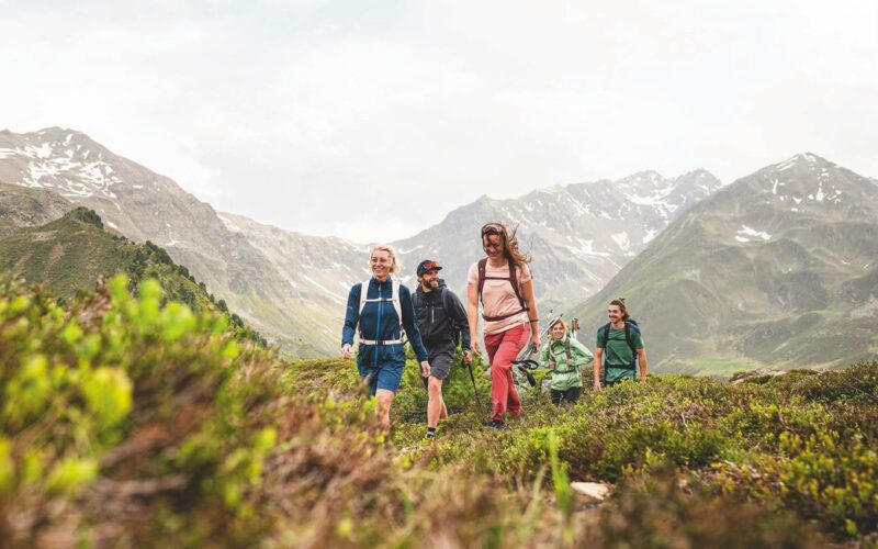 Wandergruppe mit leichtem Gepäck