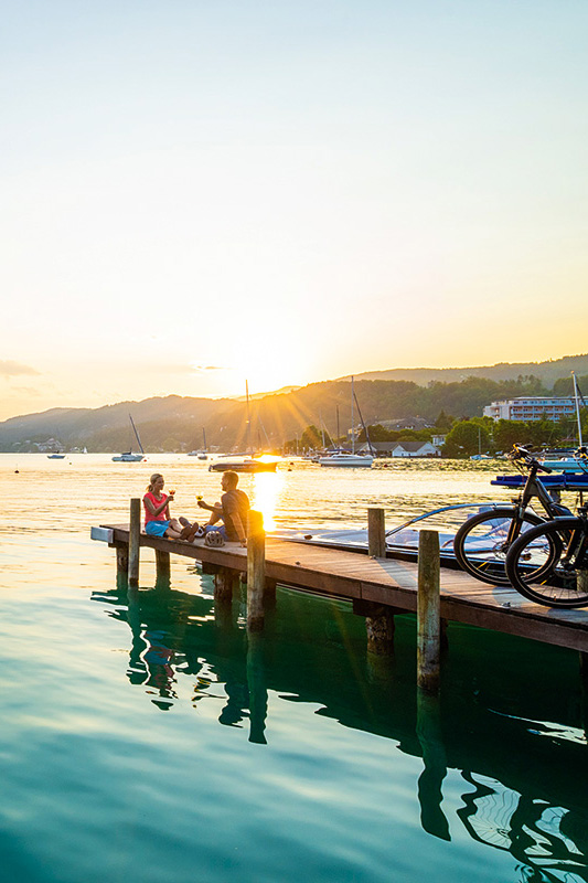 Zwei Urlauber am Steg vom Wörthersee in Kärnten