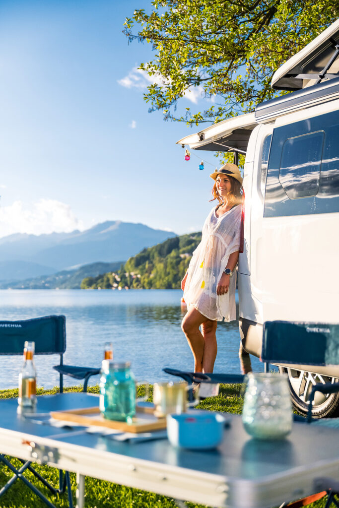 Frau am Camper am Millstätter See in Kärnten