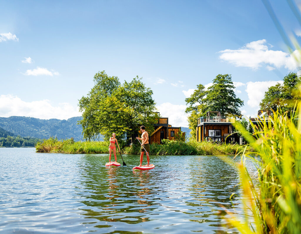 Zwei SUP Paddler auf dem Ossiacher See in Kärnten