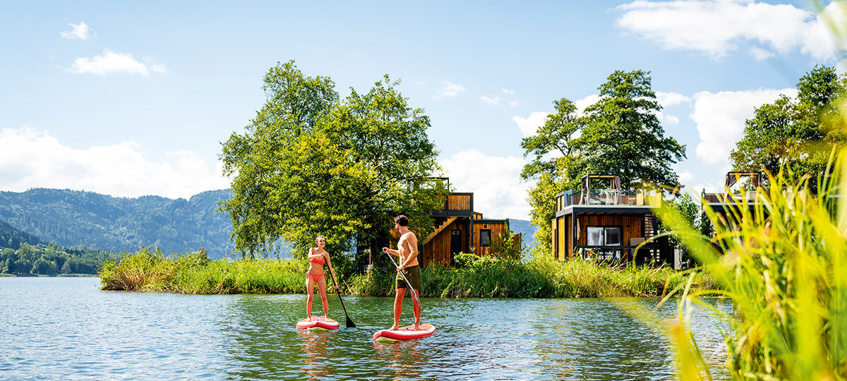 Zwei SUP Paddler auf dem Ossiacher See in Kärnten