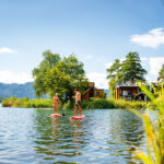 Zwei SUP Paddler auf dem Ossiacher See in Kärnten