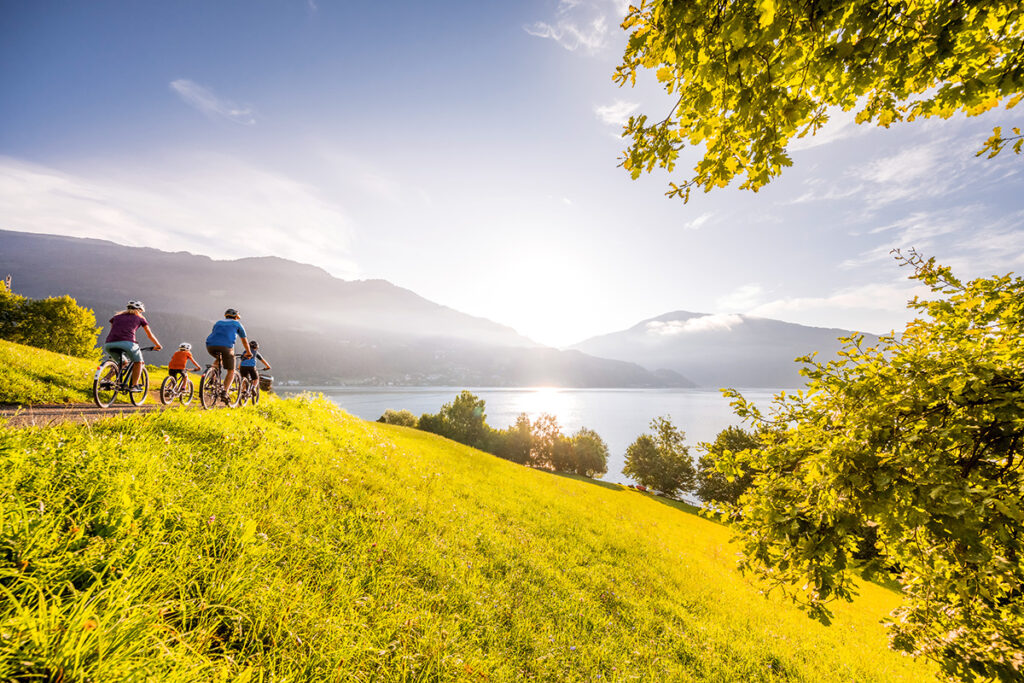 Radfahrer im Sommer am Millstätter See in Kärnten