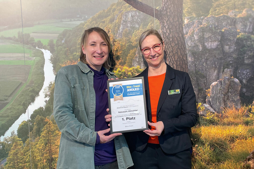 Daniela Leschke (MSV Medien Baden-Baden, links) überreicht Heike Baumgärtner (rechts), stellvertretende Geschäftsführerin des Tourismusverbandes Naturpark Altmühltal, die Urkunde für den ersten Platz in der Kategorie »Beliebteste Touren in Deutschland« der Leserwahl