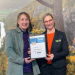 Daniela Leschke (MSV Medien Baden-Baden, links) überreicht Heike Baumgärtner (rechts), stellvertretende Geschäftsführerin des Tourismusverbandes Naturpark Altmühltal, die Urkunde für den ersten Platz in der Kategorie »Beliebteste Touren in Deutschland« der Leserwahl