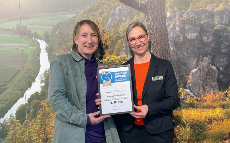 Daniela Leschke (MSV Medien Baden-Baden, links) überreicht Heike Baumgärtner (rechts), stellvertretende Geschäftsführerin des Tourismusverbandes Naturpark Altmühltal, die Urkunde für den ersten Platz in der Kategorie »Beliebteste Touren in Deutschland« der Leserwahl