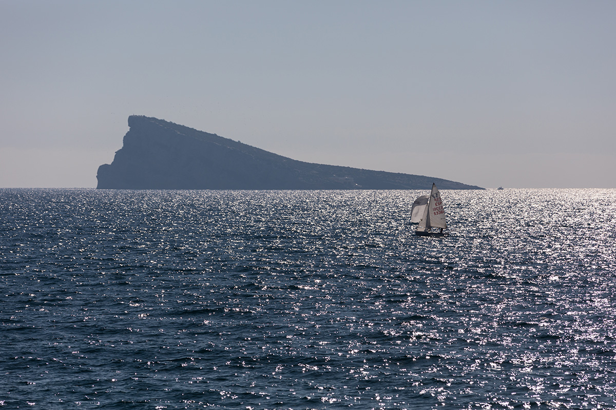 Segelschiff vor der Isla de Benidorm in der Region Valencia