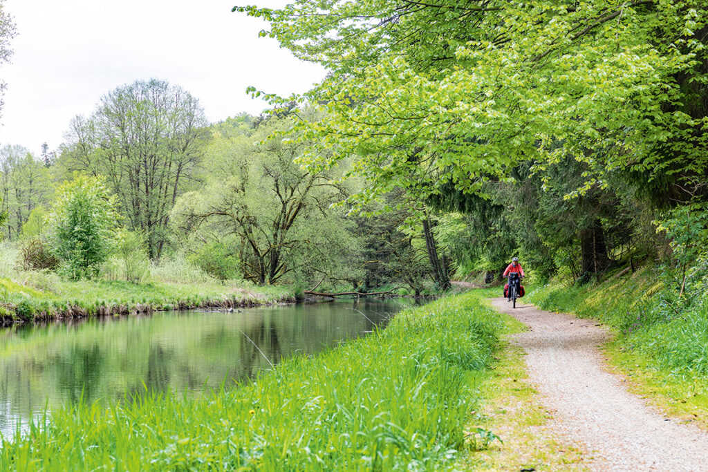 Radfahrerin auf dem Sinnesradweg in Bayern