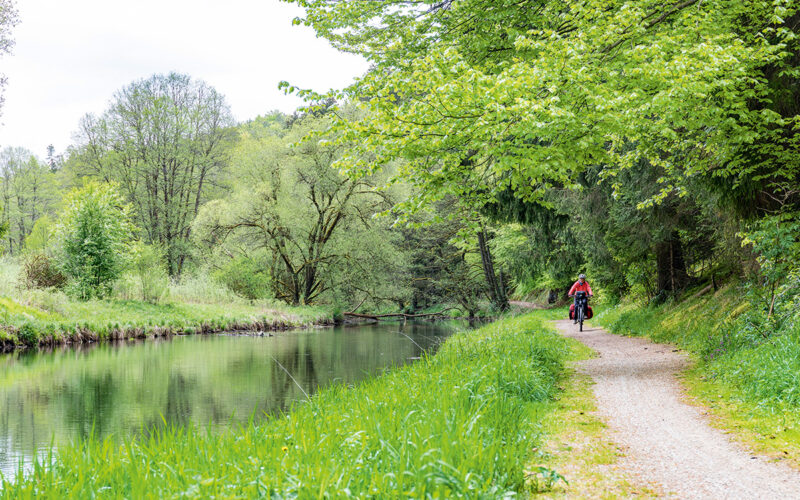 Radfahrerin auf dem Sinnesradweg in Bayern