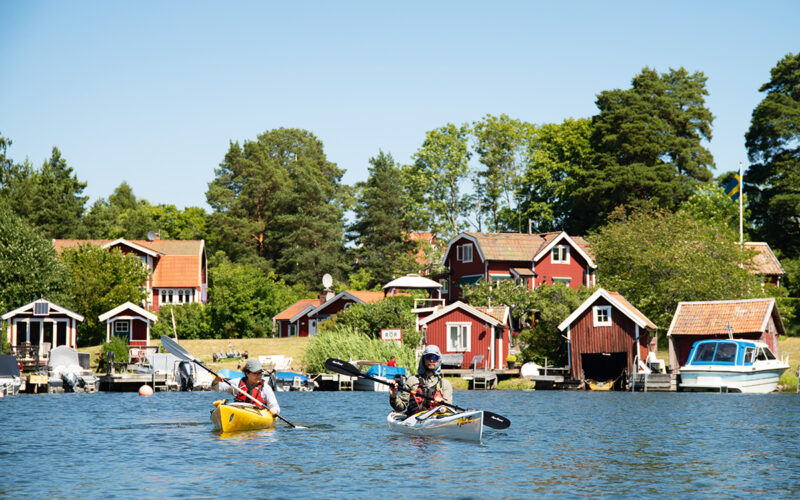 Schären 2 Paddler in Kajaks auf einem See