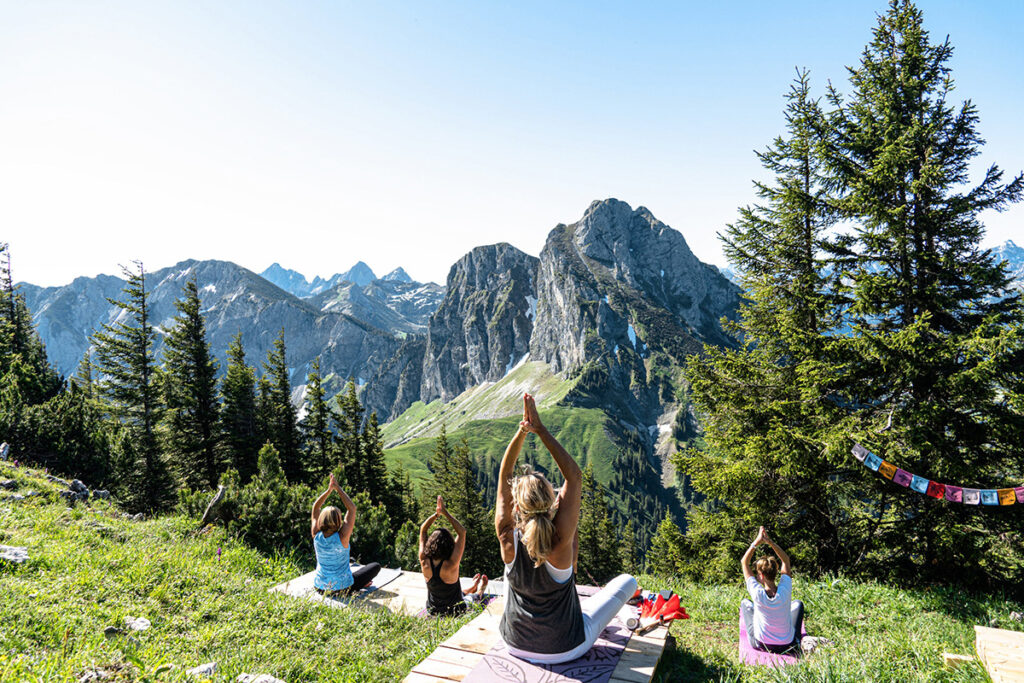 Frauen machen Yoga am Berg in Pfronten